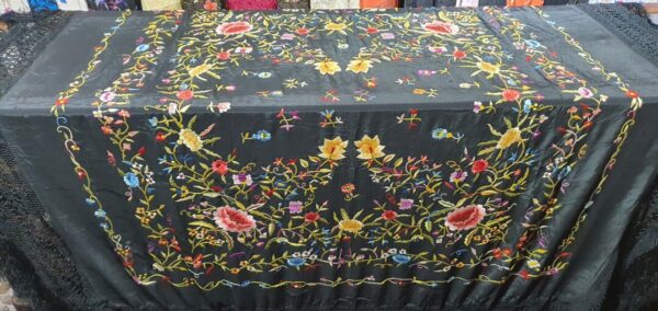 Mantón crepé de seda bordado a mano Mantón crepé de seda bordado a mano