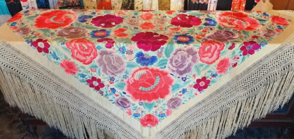 Mantón antiguo de rosas, peonías y tulipanes Mantón antiguo de rosas, peonías y tulipanes