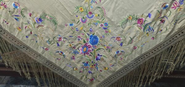 Mantón antiguo isabelino Mantón antiguo isabelino