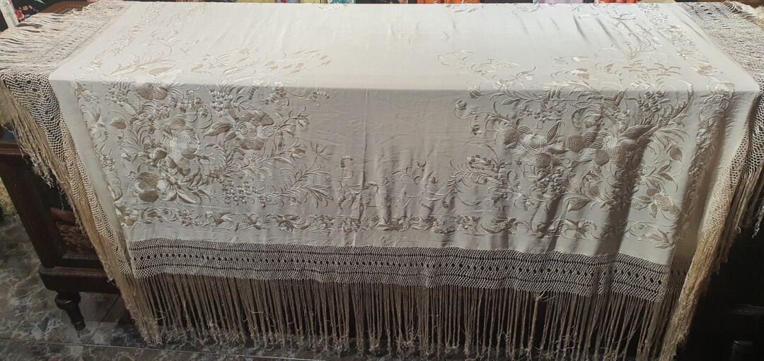 Maravilloso mantón antiguo de novia Maravilloso mantón antiguo de novia
