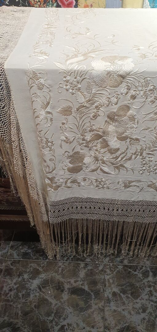Maravilloso mantón antiguo de novia Maravilloso mantón antiguo de novia