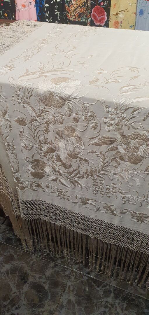 Maravilloso mantón antiguo de novia Maravilloso mantón antiguo de novia