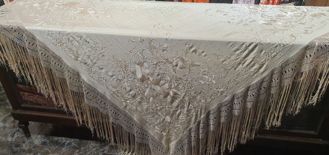 Maravilloso mantón antiguo de novia Maravilloso mantón antiguo de novia
