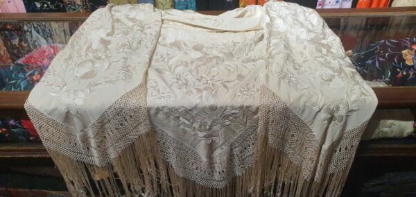 Maravilloso mantón antiguo de novia Maravilloso mantón antiguo de novia