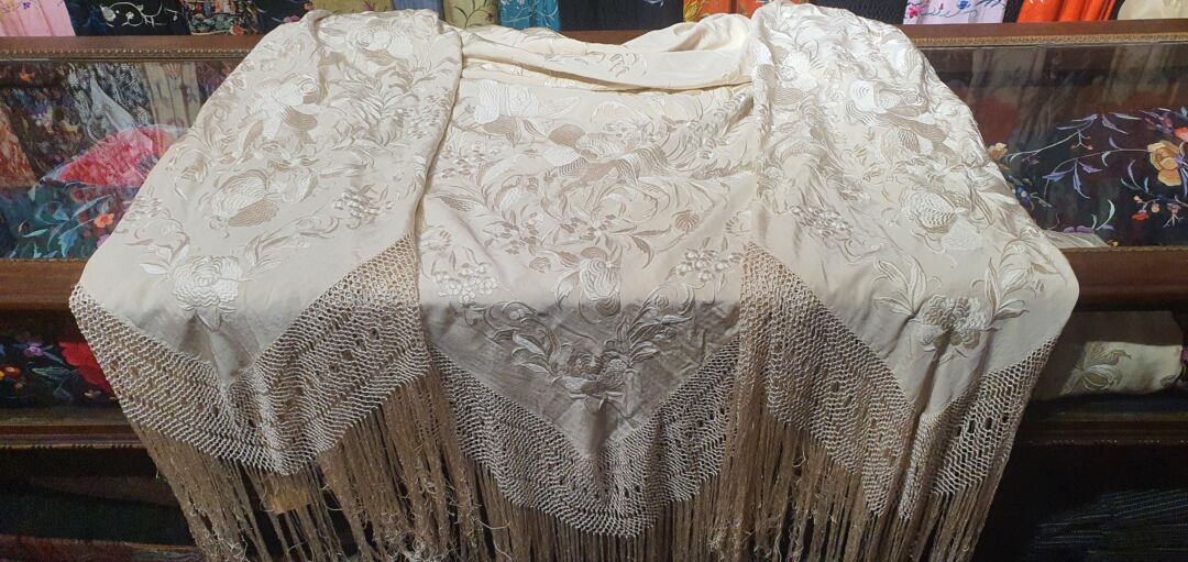 Maravilloso mant&oacute;n antiguo de novia