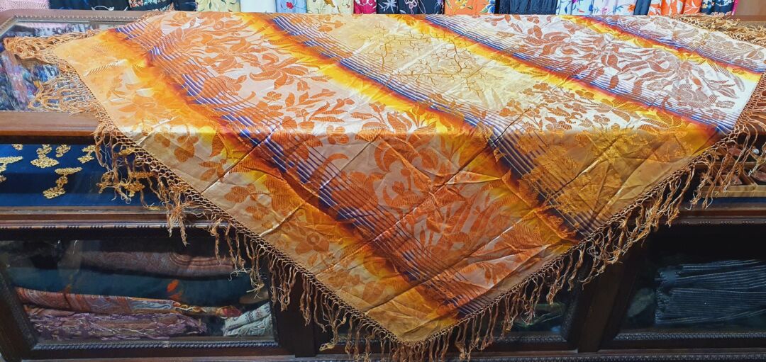 Maravilloso mant&oacute;n antiguo de seda
