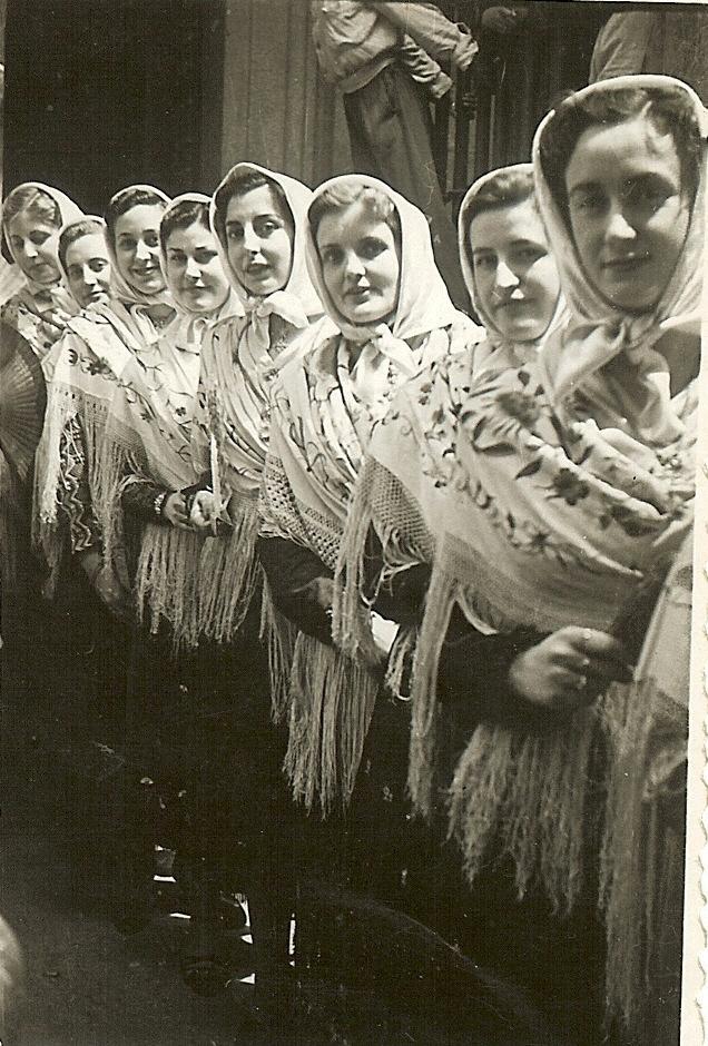 426. barguenas durante la procesion. ano 1953. procedencia rosalia lain 1 - El traje de la mujer bargueña